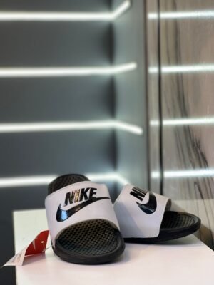 Claquette Nike blanche – Détail noir chic