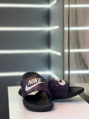 Claquette Nike noire – Motifs roses tendance