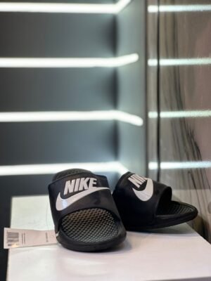 Claquette Nike noire – Logo blanc contrasté
