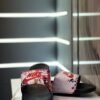 Claquette Nike blanche – Motifs éclaboussés rouges