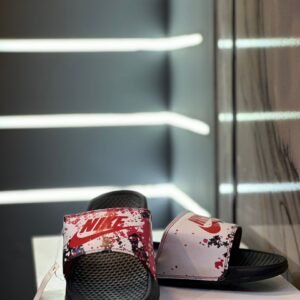 Claquette Nike blanche – Motifs éclaboussés rouges