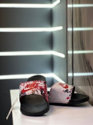 Claquette Nike blanche – Motifs éclaboussés rouges