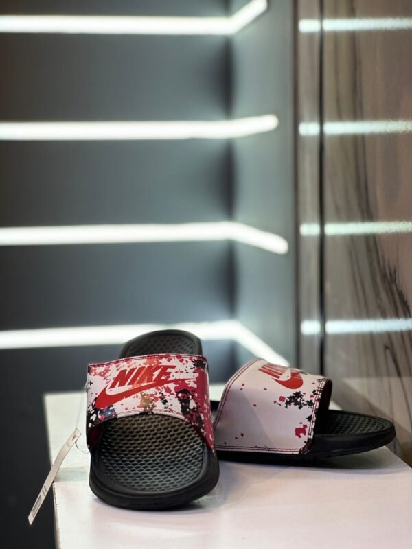 Claquette Nike blanche – Motifs éclaboussés rouges