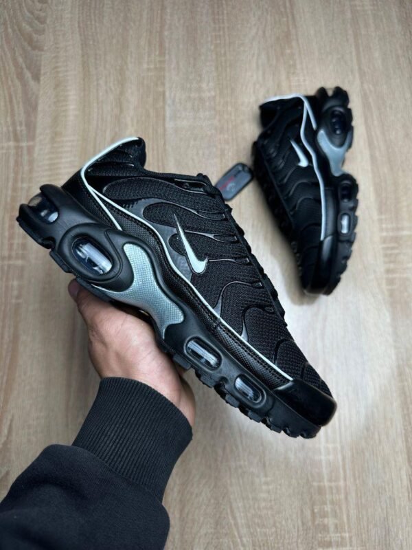 Nike Air Max TN – Noir et Détails Argentés